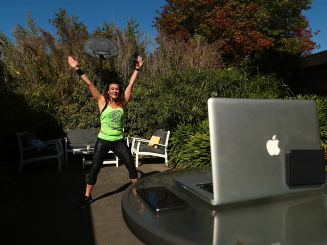 Eine Instruktorin leitet eine virtuelle Zumba-Session in Melbourne.