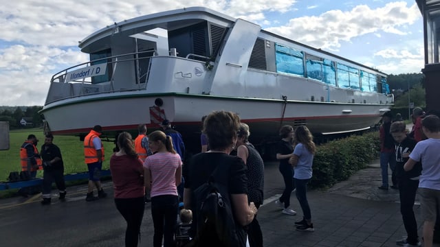 Viele Schaulustige stehen beim Einwässern des Schiffes herum. Viele Schaulustige stehen beim Einwässern des Schiffes herum.