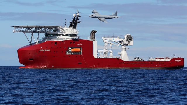 Das Schiff «Ocean Shield», im Hintergrund ist ein Luftzeug in der Luft Das Schiff «Ocean Shield», im Hintergrund ist ein Luftzeug in der Luft