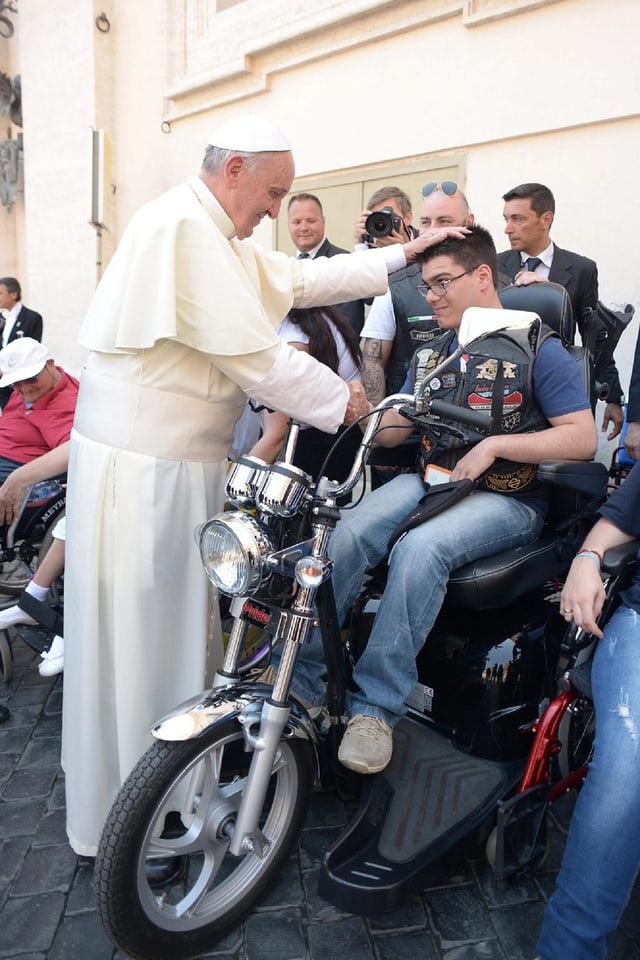 Papst Franziskus segnet 2013 Harley-Fahrer im Vatikan. Papst Franziskus segnet 2013 Harley-Fahrer im Vatikan.