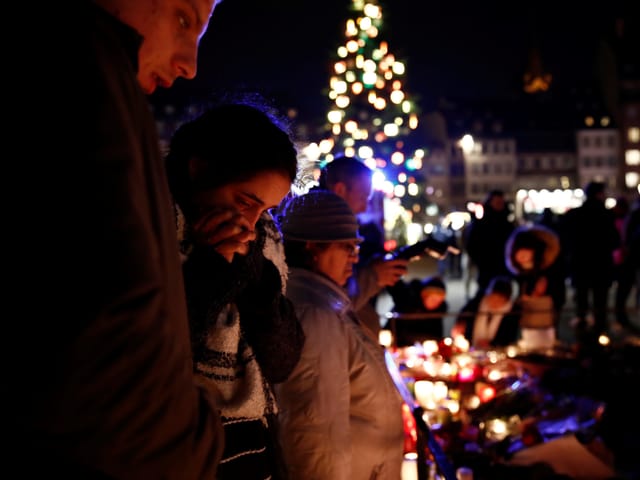 Trauernde nach dem Attentat in Strassburg Trauernde nach dem Attentat in Strassburg