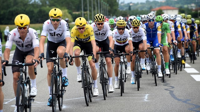 Froome umgeben von seinem Team. Froome umgeben von seinem Team.
