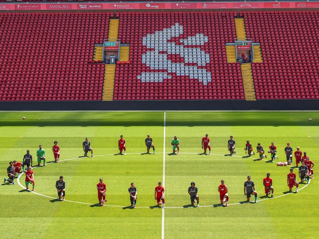 Fussballer knien im Kreis. Fussballer knien im Kreis.