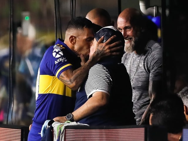 Carlos Tevez küsst Diego Maradona.