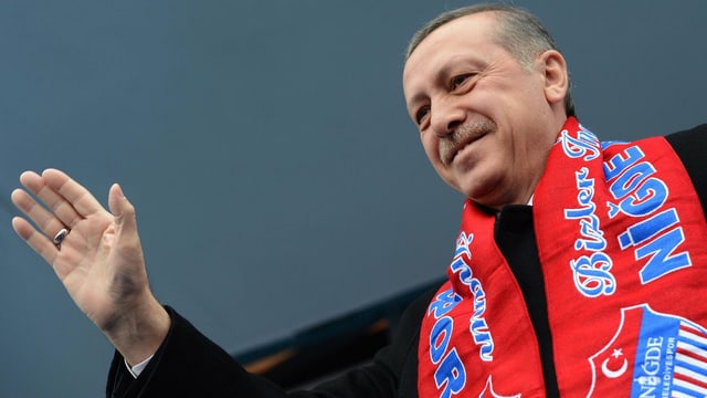 Der türkische Ministerpräsident Recep Tayyip Erdogan hebt die Hand Der türkische Ministerpräsident Recep Tayyip Erdogan hebt die Hand