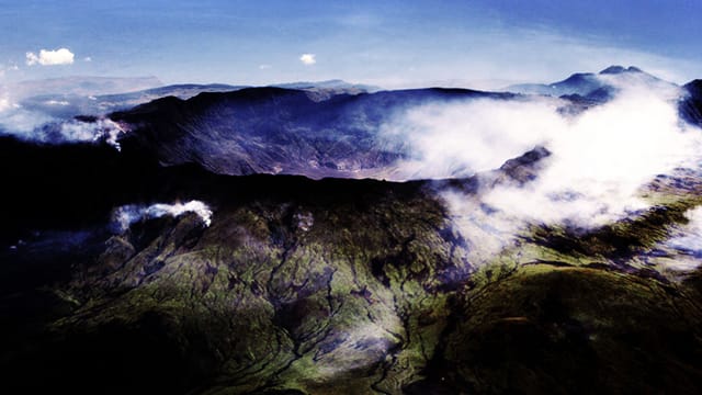 Luftaufnahme des Kraters des Tambora Luftaufnahme des Kraters des Tambora