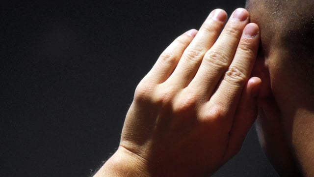 Mann hält sich eine Hand hinters Ohr, um besser zu hören. Mann hält sich eine Hand hinters Ohr, um besser zu hören.