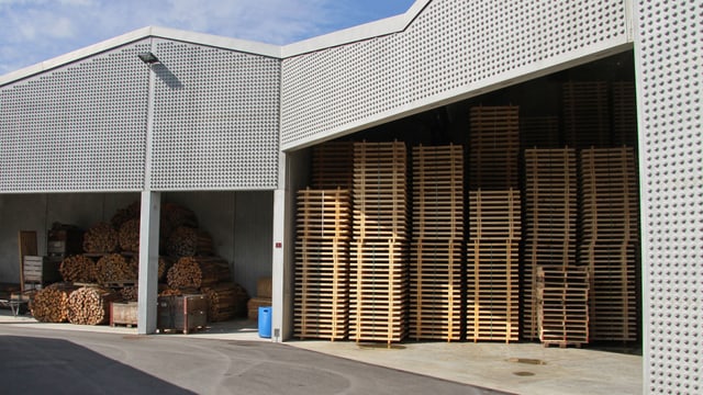 Eine Lagerhalle, gefüllt mit neuen Holzpaletten Eine Lagerhalle, gefüllt mit neuen Holzpaletten