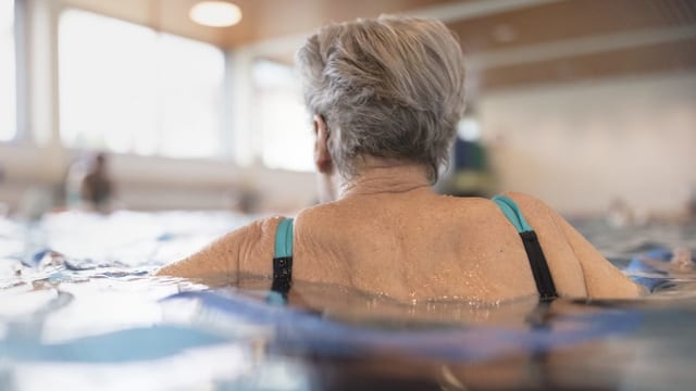 Alte Frau im Wasser. Alte Frau im Wasser.