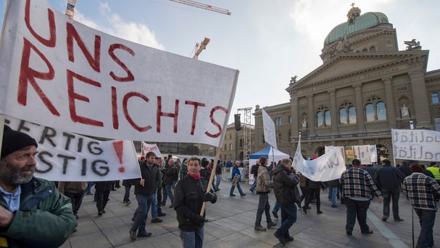 Bauern demonstrieren auf dem Bundesplatz, auf einem Transparent steht "Uns Reichts" Bauern demonstrieren auf dem Bundesplatz, auf einem Transparent steht "Uns Reichts"