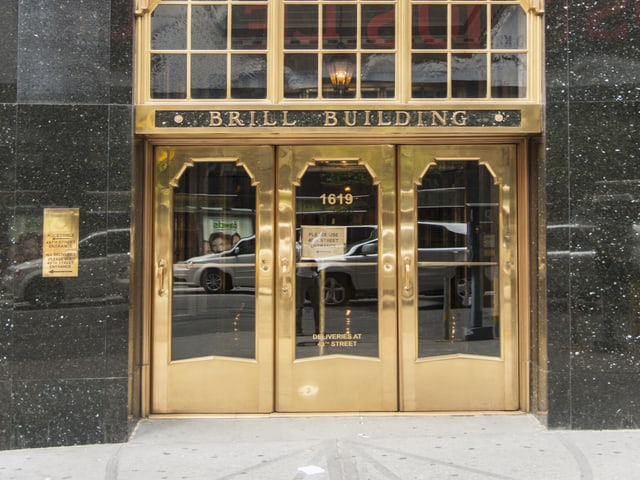 Die Eingangstür des Brill Building. Sie ist golden. Die Eingangstür des Brill Building. Sie ist golden.