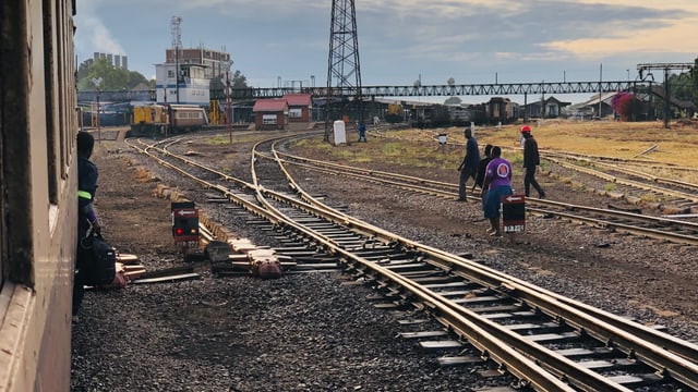 Der Zug fährt in den Bahnhof von Bulawayo ein. Der Zug fährt in den Bahnhof von Bulawayo ein.