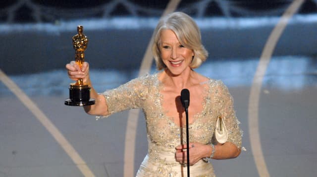 Frau mit Oscar-Statuette. Frau mit Oscar-Statuette.