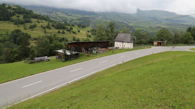 La chaplutta la resgia e la plazza da fermar d'autos da posta furman la cruschada da la via da val e la via da Tersnaus La chaplutta la resgia e la plazza da fermar d'autos da posta furman la cruschada da la via da val e la via da Tersnaus