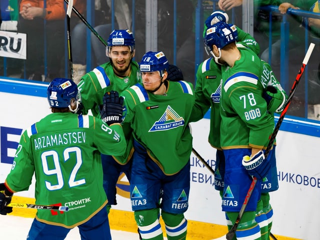 Eishockey-Spieler jubeln. Eishockey-Spieler jubeln.