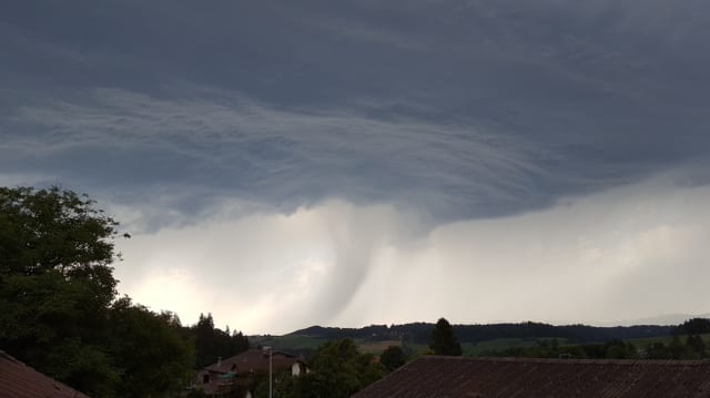 Tornadoähnliche Wolken in der Nähe von Luzern Tornadoähnliche Wolken in der Nähe von Luzern