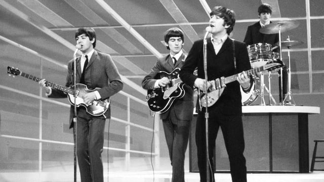 Die Beatles während eines Konzerts. Die Beatles während eines Konzerts.