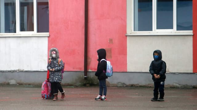 Kleine Kinder auf einem Pausenplatz mit Abstand in Bukarest, Rumänien Kleine Kinder auf einem Pausenplatz mit Abstand in Bukarest, Rumänien