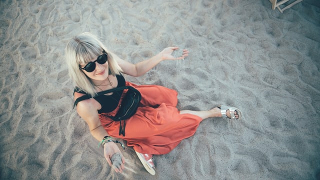 Tina Nägeli sitzt im Sand am Openair Frauenfeld. Tina Nägeli sitzt im Sand am Openair Frauenfeld.