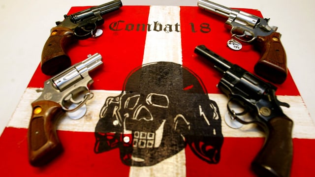 Sichergestellte Waffen und Propaganda der Gruppe Combat 18 Sichergestellte Waffen und Propaganda der Gruppe Combat 18