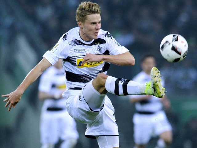 Nico Elvedi schlägt den Ball weg