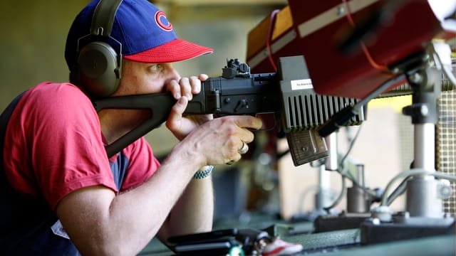 Schütze liegt mit Gewehr im Anschlag Schütze liegt mit Gewehr im Anschlag