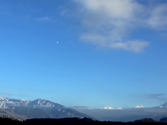 Letzte Hochnebelschwaden am Himmel und der Mond ist auch schon da.