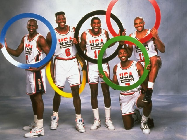 Michael Jordan, Patrick Ewing, Magic Johnson, Karl Malone und Charles Barkley posieren 1992 mit den Olympischen Ringen. Michael Jordan, Patrick Ewing, Magic Johnson, Karl Malone und Charles Barkley posieren 1992 mit den Olympischen Ringen.