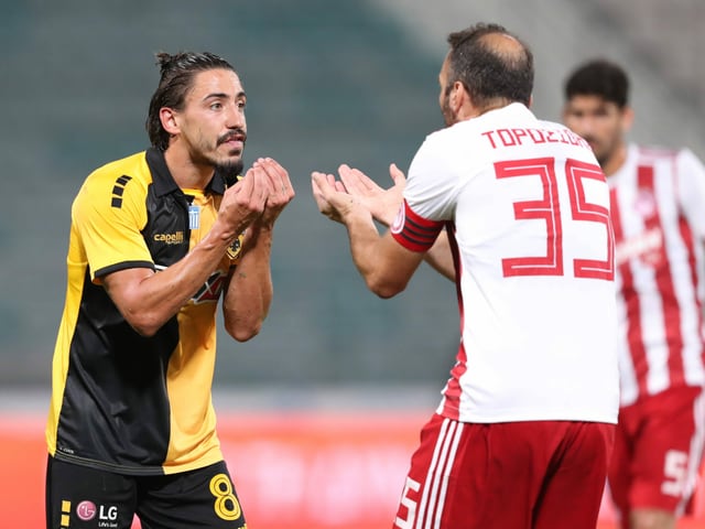 Gestikulierend: Andre Simoes (l., AEK Athen) und Vasilis Torosidis (r., Olympiakos Piräus)