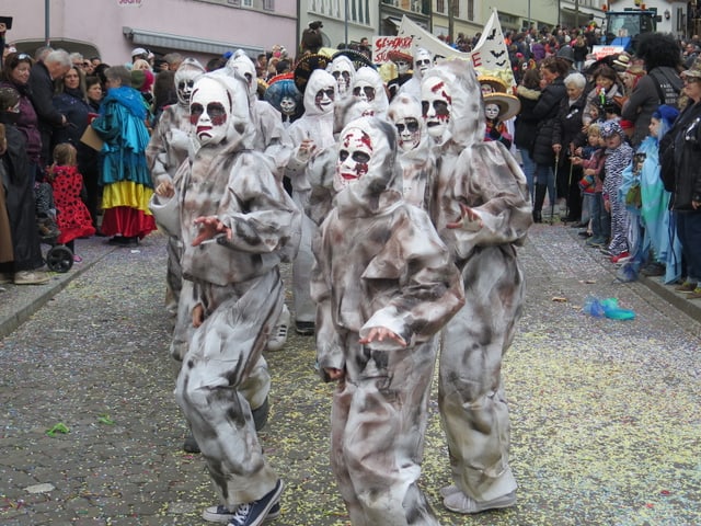 Tanzgruppe in Untoten-Kostümen
