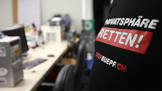 Ein T-Shirt mit der Aufschrift "Privatsphäre retten!" Ein T-Shirt mit der Aufschrift "Privatsphäre retten!"