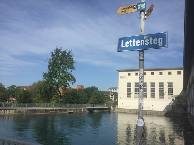 Blick auf das Elektriztitäswerk Letten - im Vordergrund das Strassenschild "Lettensteig". Blick auf das Elektriztitäswerk Letten - im Vordergrund das Strassenschild "Lettensteig".