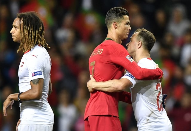 Mbabu hadert, Ronaldo tröstet Shaqiri. Mbabu hadert, Ronaldo tröstet Shaqiri.
