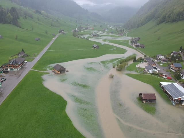 Ein Fluss geht über die Ufer.