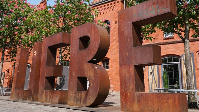 Eine grosse Skulptur mit Buchstaben, die das Wort Liebe bilden. Eine grosse Skulptur mit Buchstaben, die das Wort Liebe bilden.