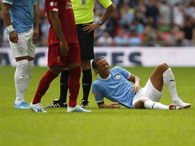 Leroy Sané mit schmerzverzerrtem Gesicht am Boden Leroy Sané mit schmerzverzerrtem Gesicht am Boden