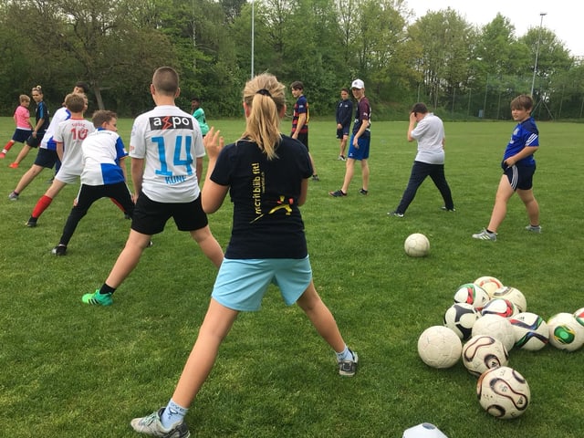 Jugendliche beim Fussballtraining Jugendliche beim Fussballtraining