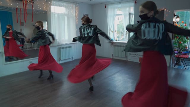 Drei Frauen tanzen Flamenco in Jeansjacken. Drei Frauen tanzen Flamenco in Jeansjacken.