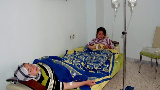 Eine Frau und ein Kind in einem Spitalzimmer Eine Frau und ein Kind in einem Spitalzimmer
