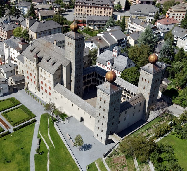 Blick von oben auf Stockalperschloss in Brig Blick von oben auf Stockalperschloss in Brig