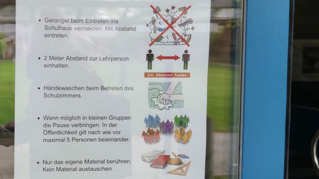 Blatt mit Regeln an Türe. Blatt mit Regeln an Türe.