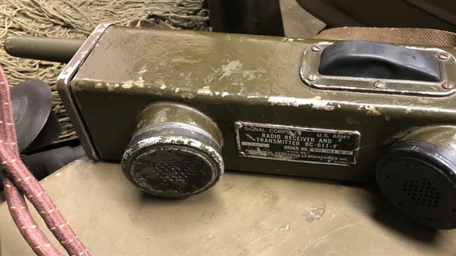 Das SCR-536 wurde von der US-Armee im Zweiten Weltkrieg eingesetzt und in der Umgangssprache handie-talkie genannt. Das SCR-536 wurde von der US-Armee im Zweiten Weltkrieg eingesetzt und in der Umgangssprache handie-talkie genannt.