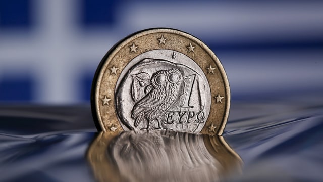 eine Euro-Münze mit der griechischen Eule drauf 