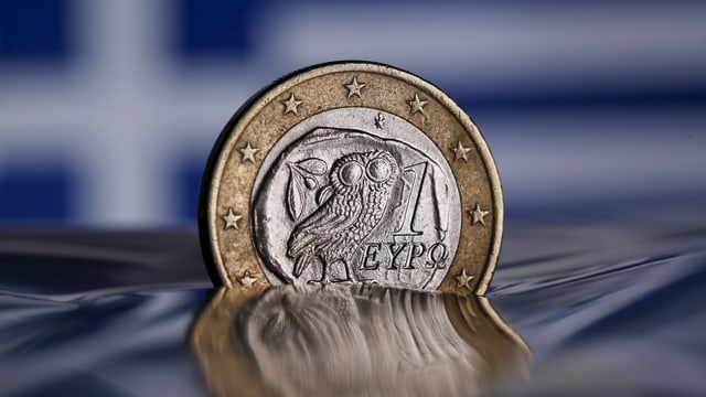 eine Euro-Münze mit der griechischen Eule drauf eine Euro-Münze mit der griechischen Eule drauf