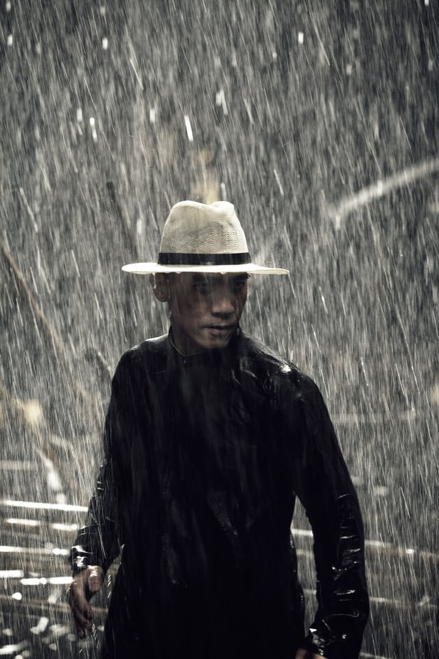 Tony Leung im strömenden Regen in einer Kampfszene Tony Leung im strömenden Regen in einer Kampfszene