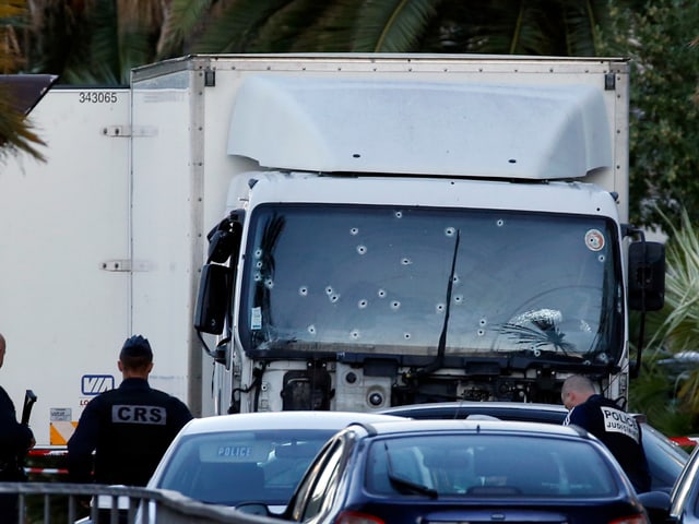 Ein Lastwagen mit Einschusslöchern