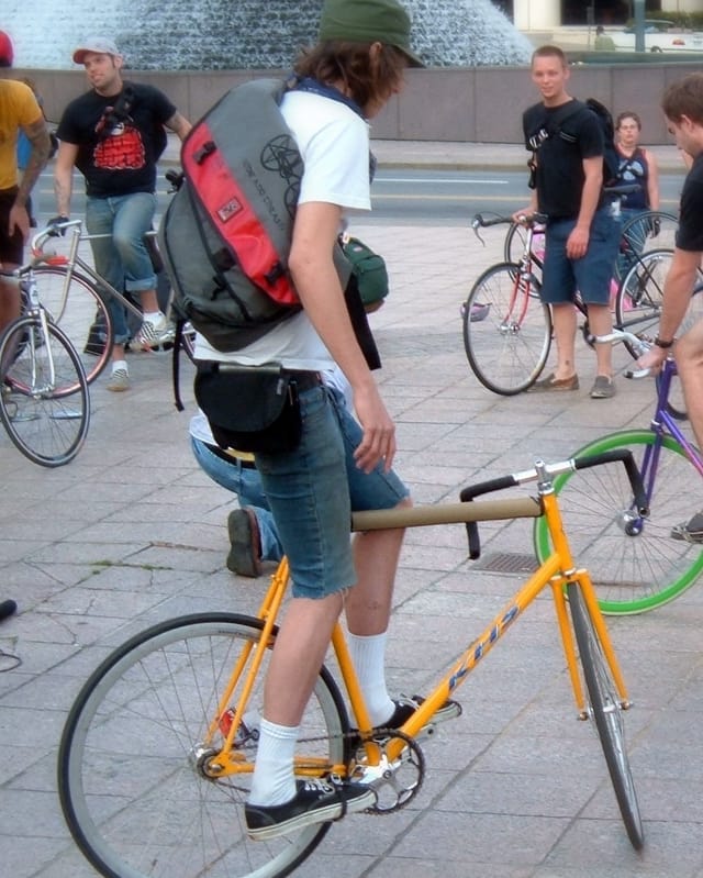 Ein Mann mit Messenger-Bag auf einem Fahhrad. Ein Mann mit Messenger-Bag auf einem Fahhrad.