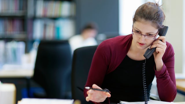 Junge Frau am Telefon Junge Frau am Telefon