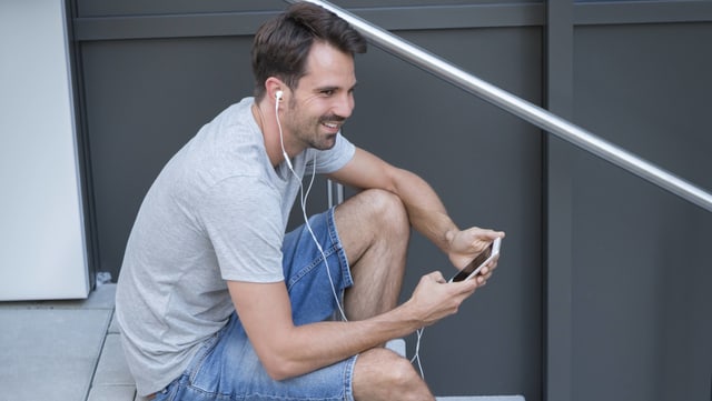 Ein Mann telefoniert mit Headset. Ein Mann telefoniert mit Headset.