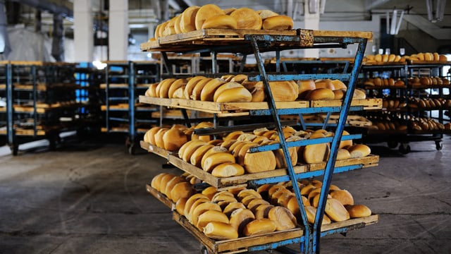 Regale voll mit Brot Regale voll mit Brot